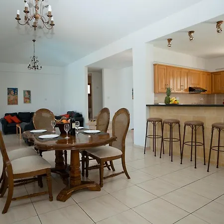 فيلة Amalia Polis