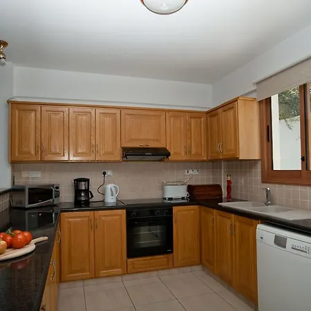 فيلة Amalia Polis